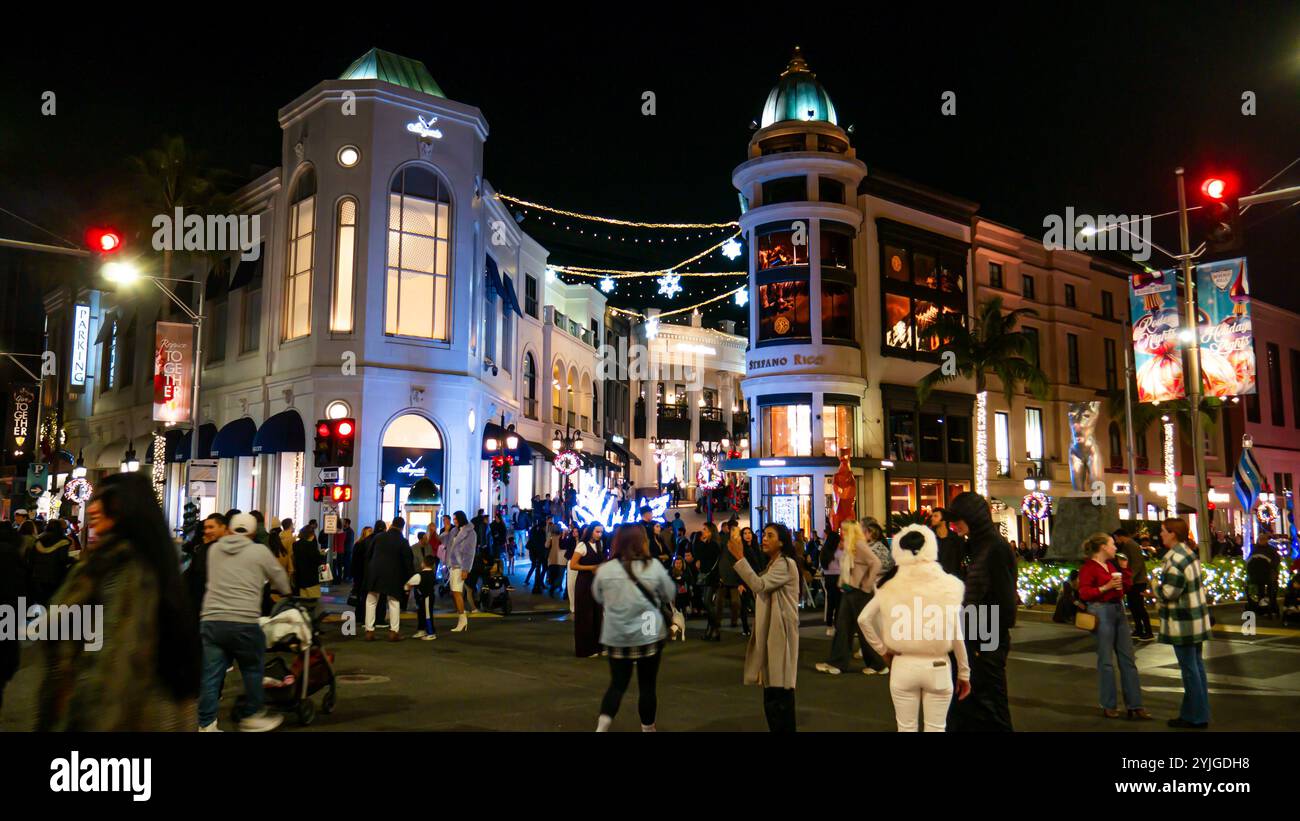 Los Angeles, USA. November 2024. Die Einheimischen feiern den Beginn der Weihnachtszeit bei der Rodeo Drive Holiday Lighting Celebration mit Live-Aufführungen, Feuerwerken und Weihnachtslichtern am Rodeo Drive in Beverly Hills, Los Angeles, Kalifornien. Quelle: Stu Gray/Alamy Live News. Stockfoto
