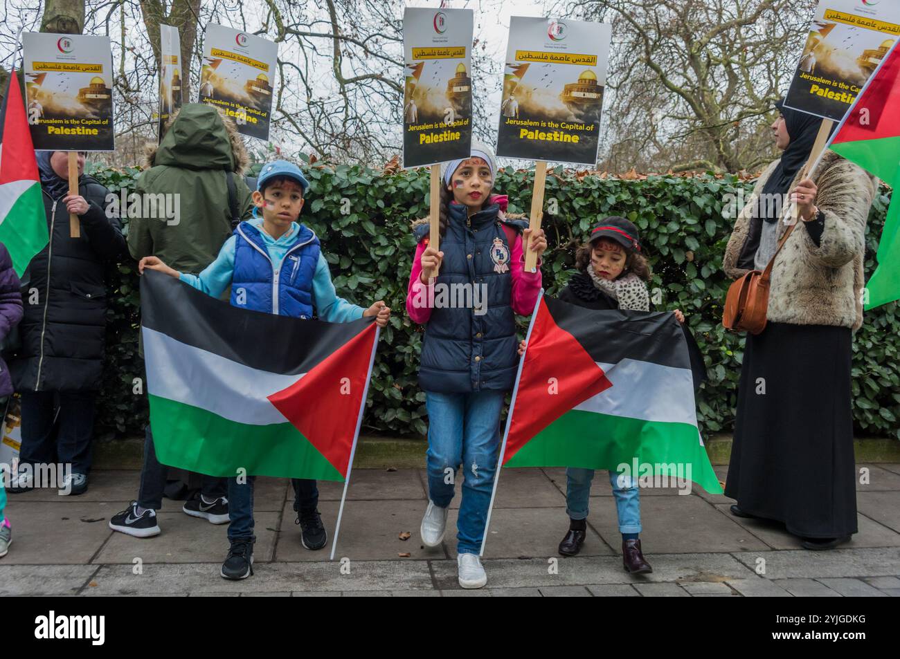 London, Großbritannien. Dezember 2017. Ein Sprecher des Palästinensischen Forums in Großbritannien bei dem Protest vor der US-Botschaft nach der Ankündigung von US-Präsident Trump, dass die US-Botschaft in Israel nach Jerusalem ziehen wird. Viele halten palästinensische Flaggen und Plakate mit der englischen und arabischen Botschaft „Jerusalem ist die Hauptstadt Palästinas“. Die Redner verurteilen Trump, weil er die Botschaft verlegt hat, und rufen zu Frieden und Freiheit für Palästina auf. Die verurteilte auch die Zunahme der Hassverbrechen nach Trumps Ankündigungen und die brutale Unterdrückung der Proteste in Palästina, einschließlich der Erschießung von Friedensmissionen Stockfoto