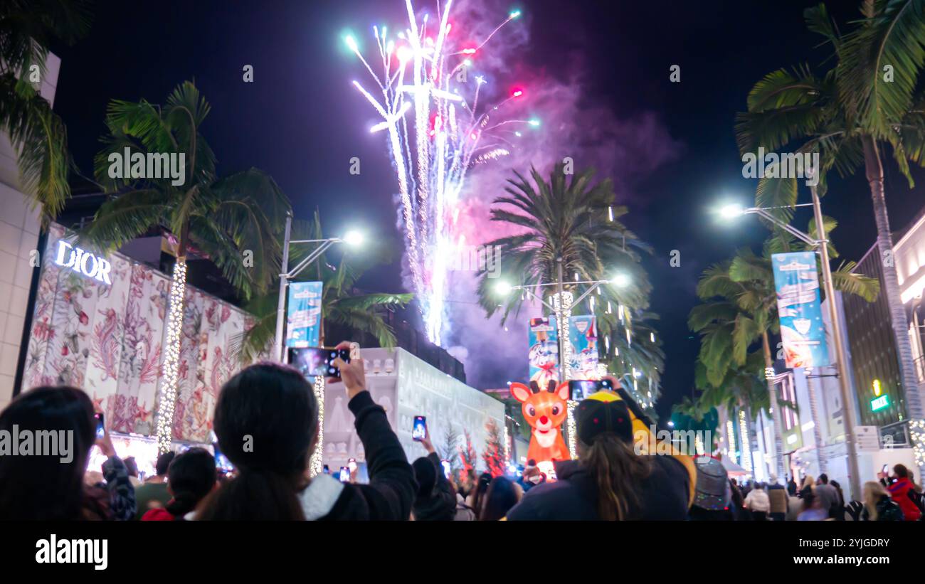 Los Angeles, USA. November 2024. Die Einheimischen feiern den Beginn der Weihnachtszeit bei der Rodeo Drive Holiday Lighting Celebration mit Live-Aufführungen, Feuerwerken und Weihnachtslichtern am Rodeo Drive in Beverly Hills, Los Angeles, Kalifornien. Quelle: Stu Gray/Alamy Live News. Stockfoto