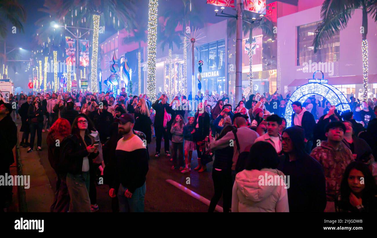Los Angeles, USA. November 2024. Die Einheimischen feiern den Beginn der Weihnachtszeit bei der Rodeo Drive Holiday Lighting Celebration mit Live-Aufführungen, Feuerwerken und Weihnachtslichtern am Rodeo Drive in Beverly Hills, Los Angeles, Kalifornien. Quelle: Stu Gray/Alamy Live News. Stockfoto