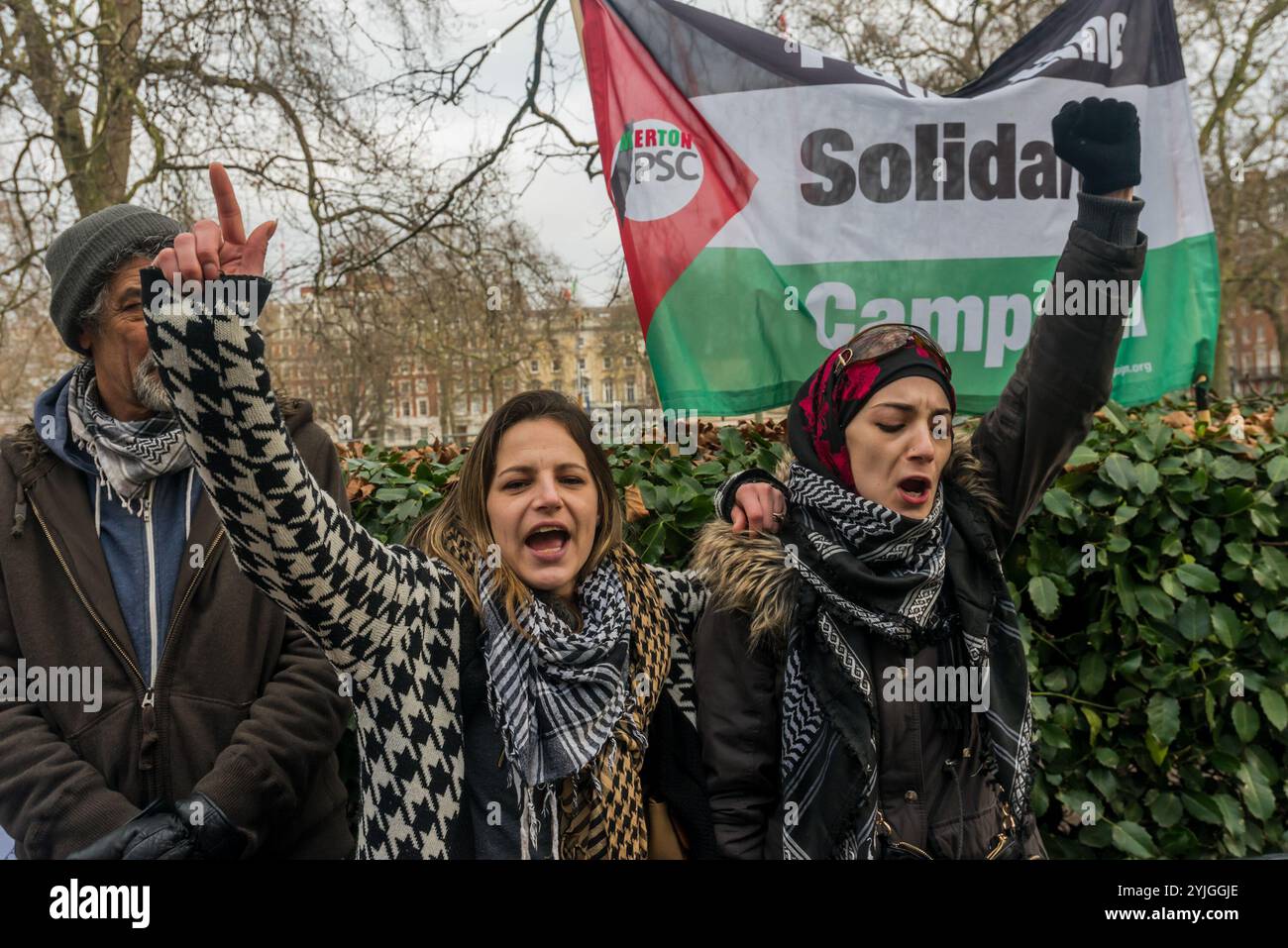 London, Großbritannien. Januar 2018. Ein Demonstrant in der US-Botschaft am Grosvenor Square hält Plakate mit männlichen und weiblichen Puppen mit verbundenen Augen, die Kindergefangene darstellen, die um Hilfe rufen. Der Protest forderte die Freilassung aller Kindergefangenen, die in israelischen Gefängnissen inhaftiert waren, einschließlich Ahed Tamimi, der festgehalten wurde, weil er einen israelischen Soldaten geschlagen hatte, der kurz nachdem sie erfahren hatte, dass ein Verwandter von israelischen Truppen erschossen worden war. Sie gehört zu den Tausenden palästinensischer Kinder, die Israel seit 2000 im Rahmen einer systematischen Politik inhaftiert hat, von der die UNO sagte, dass sie Missbrauch und misshandlungen einschließt Stockfoto