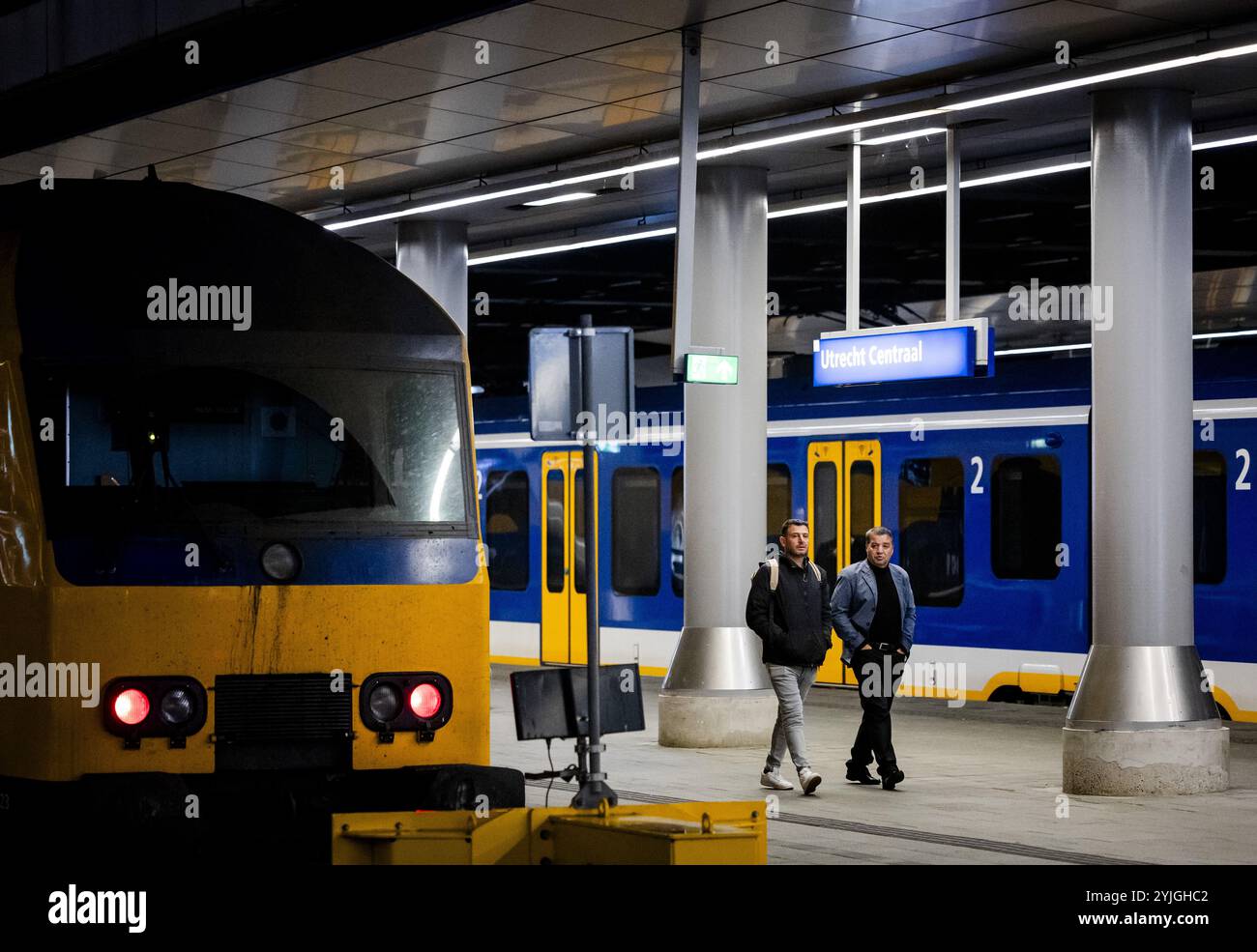 UTRECHT - Reisende während eines Streiks der ProRail, bei dem Verkehrskontrollstationen die Strecke zwischen Utrecht und Amersfoort vorübergehend stilllegten. Aufgrund des Streiks verkehren auch keine Züge wie Alphen aan den Rijn, Ede, Geldermalsen, Gouda und Hilversum. ANP SEM VAN DER WAL niederlande aus - belgien aus Stockfoto