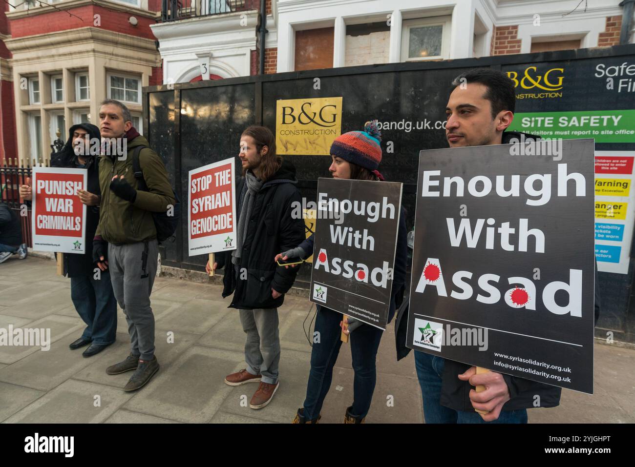 Januar 2108. Eine Frau spricht bei dem Protest gegenüber dem russischen Konsulat, der ein Ende der Massaker fordert, die jetzt in Syrien stattfinden, wo Russland und Assad Zivilisten in Idlib, Hama und Ost-Ghouta bombardieren, insbesondere medizinische Mitarbeiter und Einrichtungen, wobei seit Anfang Dezember acht Krankenhäuser in Idlib bombardiert werden. Die Hälfte der noch auf Idlib befindlichen Zivilisten sind Zivilisten, die durch Angriffe Assads und seiner Verbündeten Russland und Iran aus anderen Gebieten vertrieben wurden. Die Demonstranten forderten sie auf, die Bombardierung und Belagerung dieser Gebiete zu stoppen und die Friedensgespräche ernst zu nehmen. Stockfoto