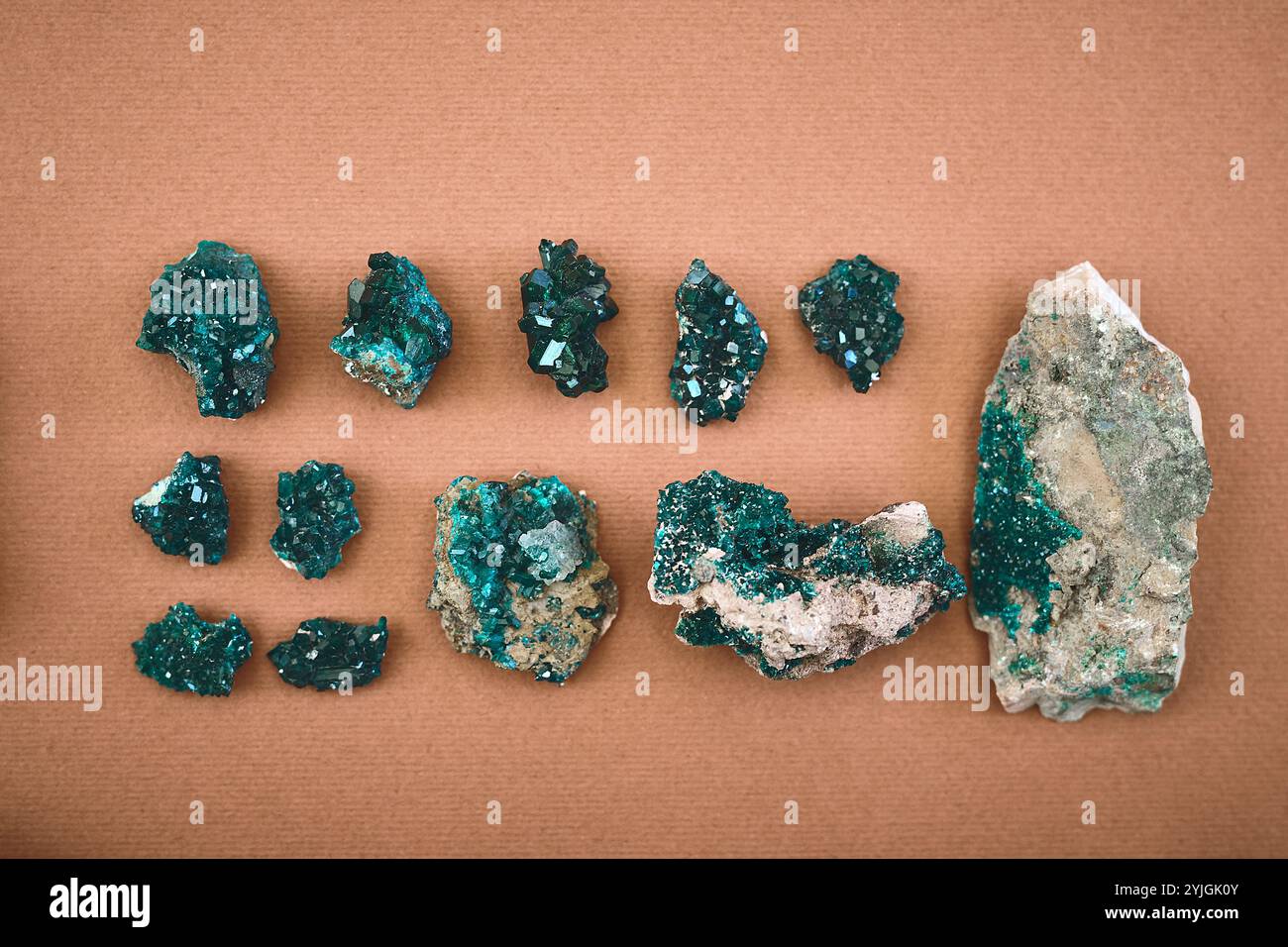 Oben, spirituell und Energie mit Kristallen im Studio für ganzheitliche Heilung, Ästhetik und Reiki Edelsteine. Amethyst, Steinmineralien und Chakra mit Stockfoto