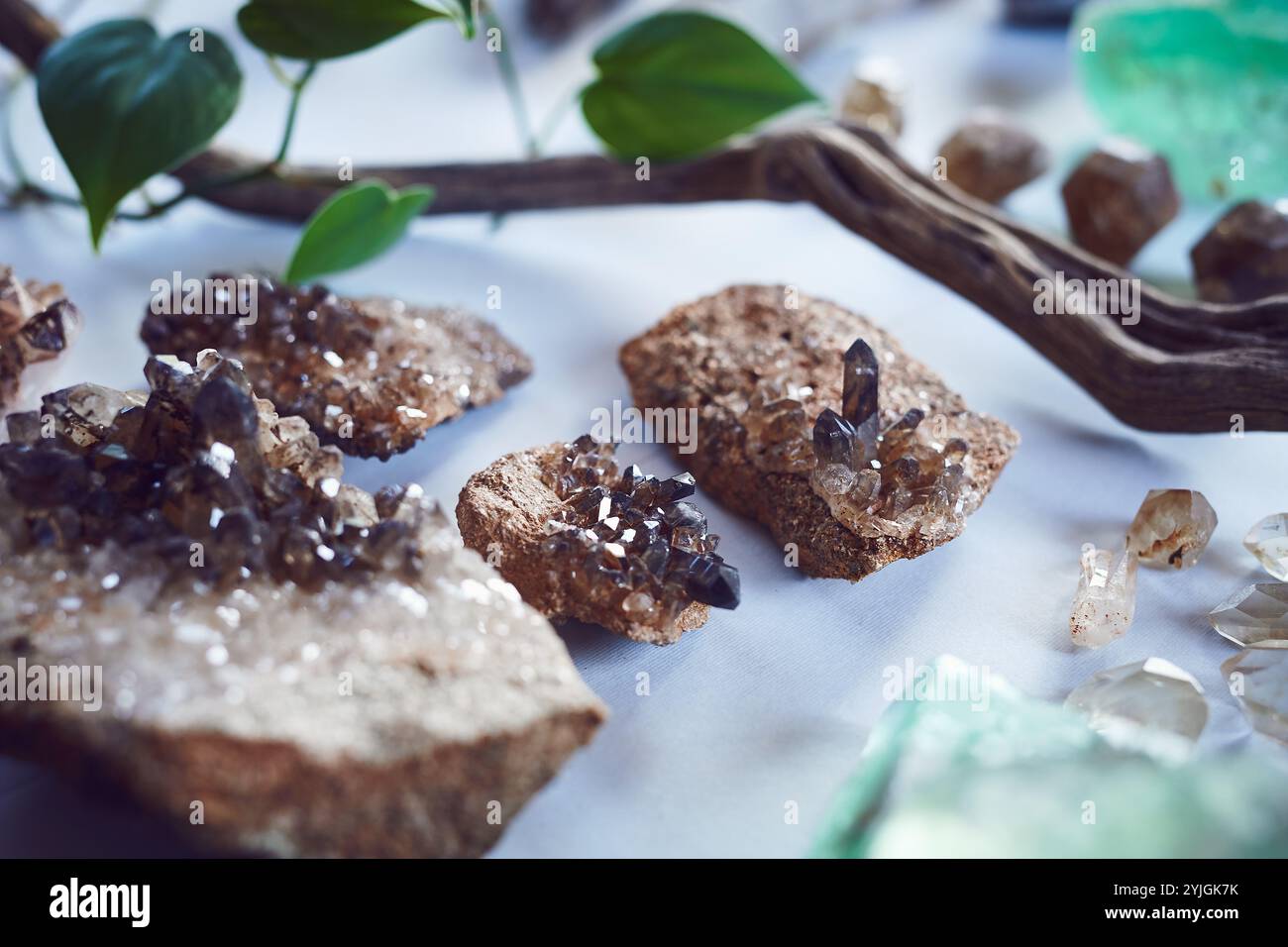 Kristalle, Energie und Edelstein für spirituelle Praxis, Heilung und Schmuck für Chakra-Reinigung. Felsen, Mineralien und Geologie für Reiki, Meditation Stockfoto