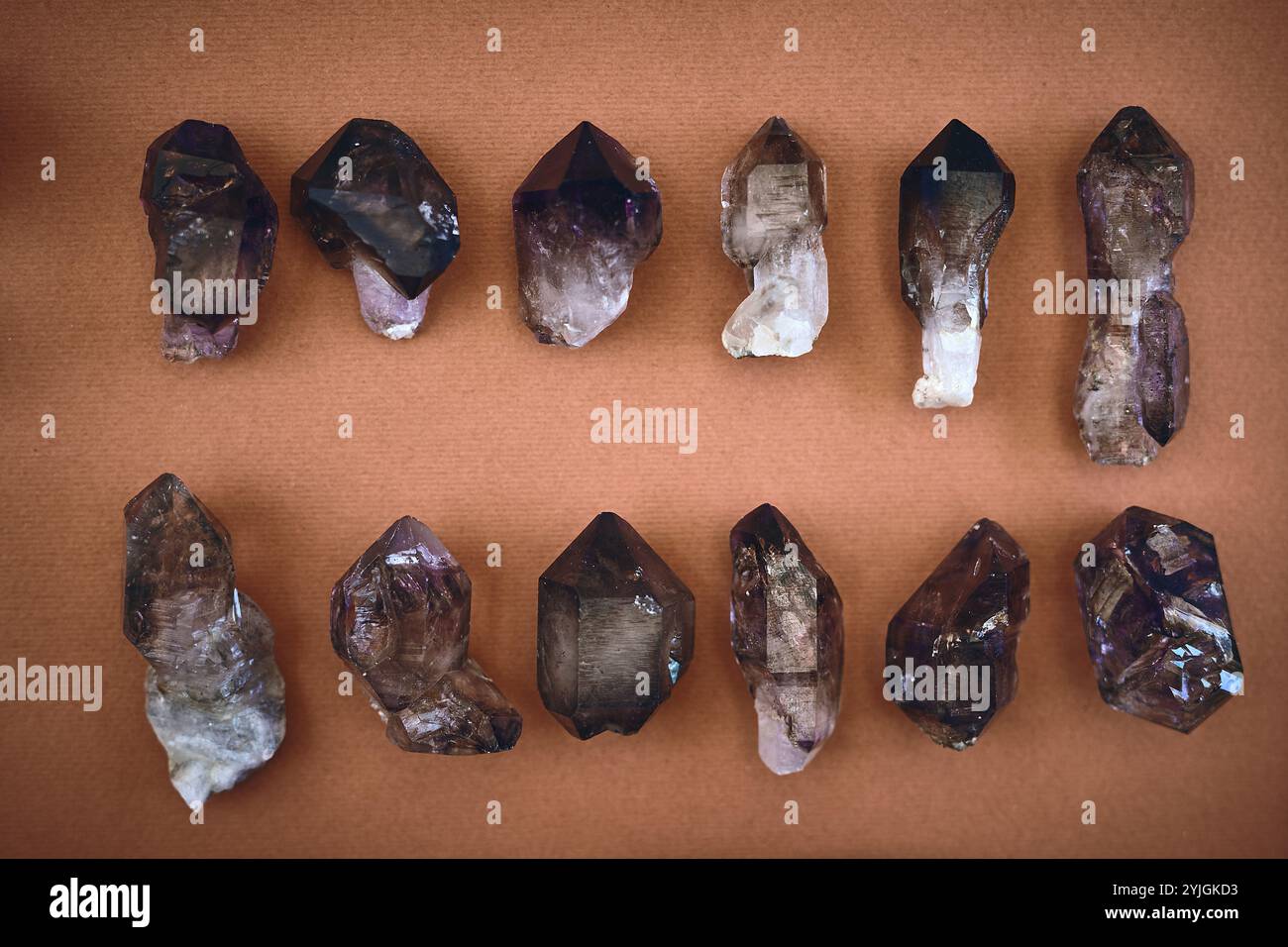 Darüber, Quarz und Edelsteine mit Kristallen im Studio für ganzheitliche Heilung, Ästhetik und Reiki-Energie. Amethyst, Steinmineralien und Chakra mit Juwelen Stockfoto