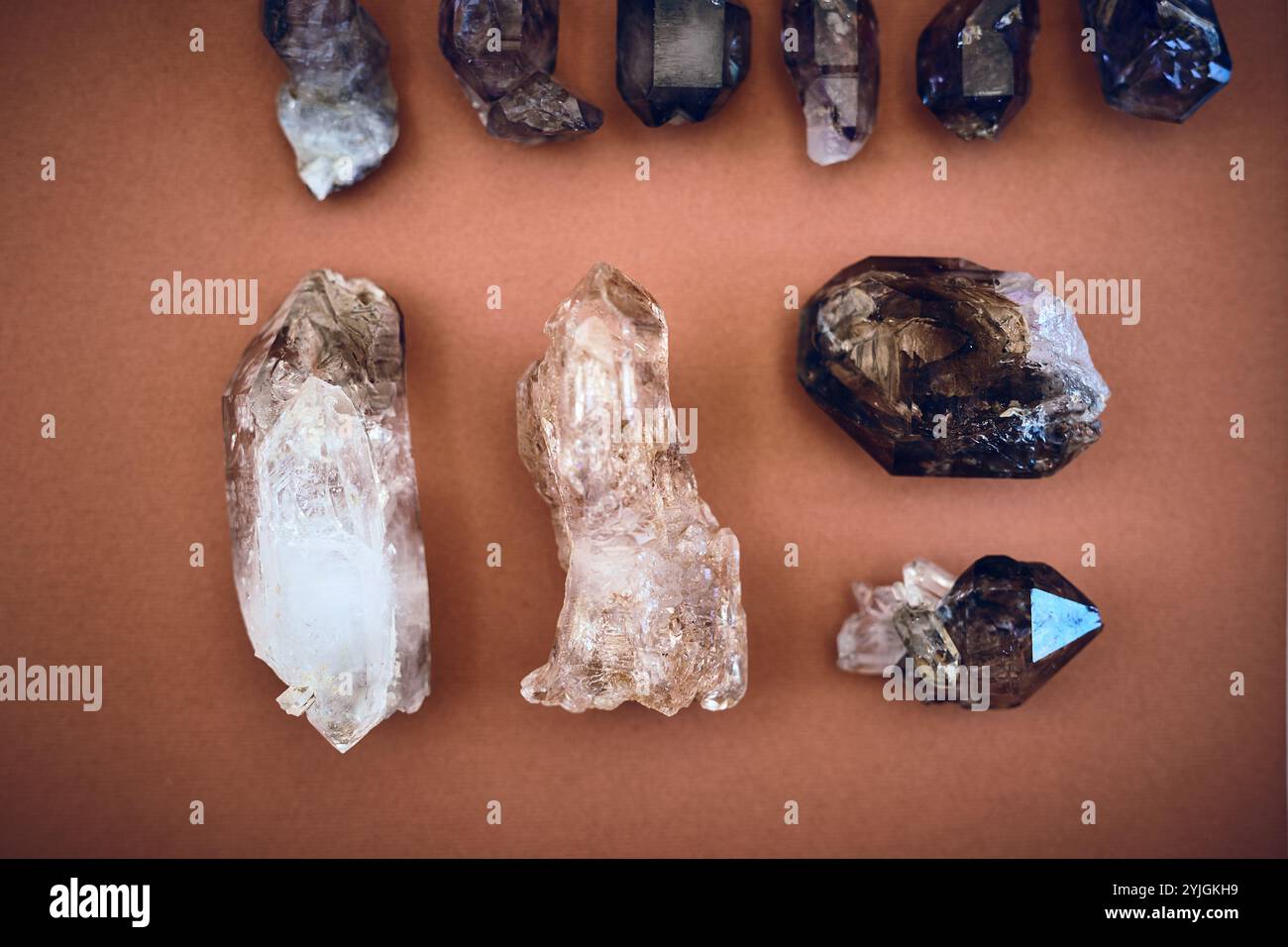 Oben, Balance und Edelsteine mit Kristallen im Studio für ganzheitliche Heilung, Ästhetik und Reiki-Energie. Amethyst, Steinmineralien und Chakra mit Juwelen Stockfoto