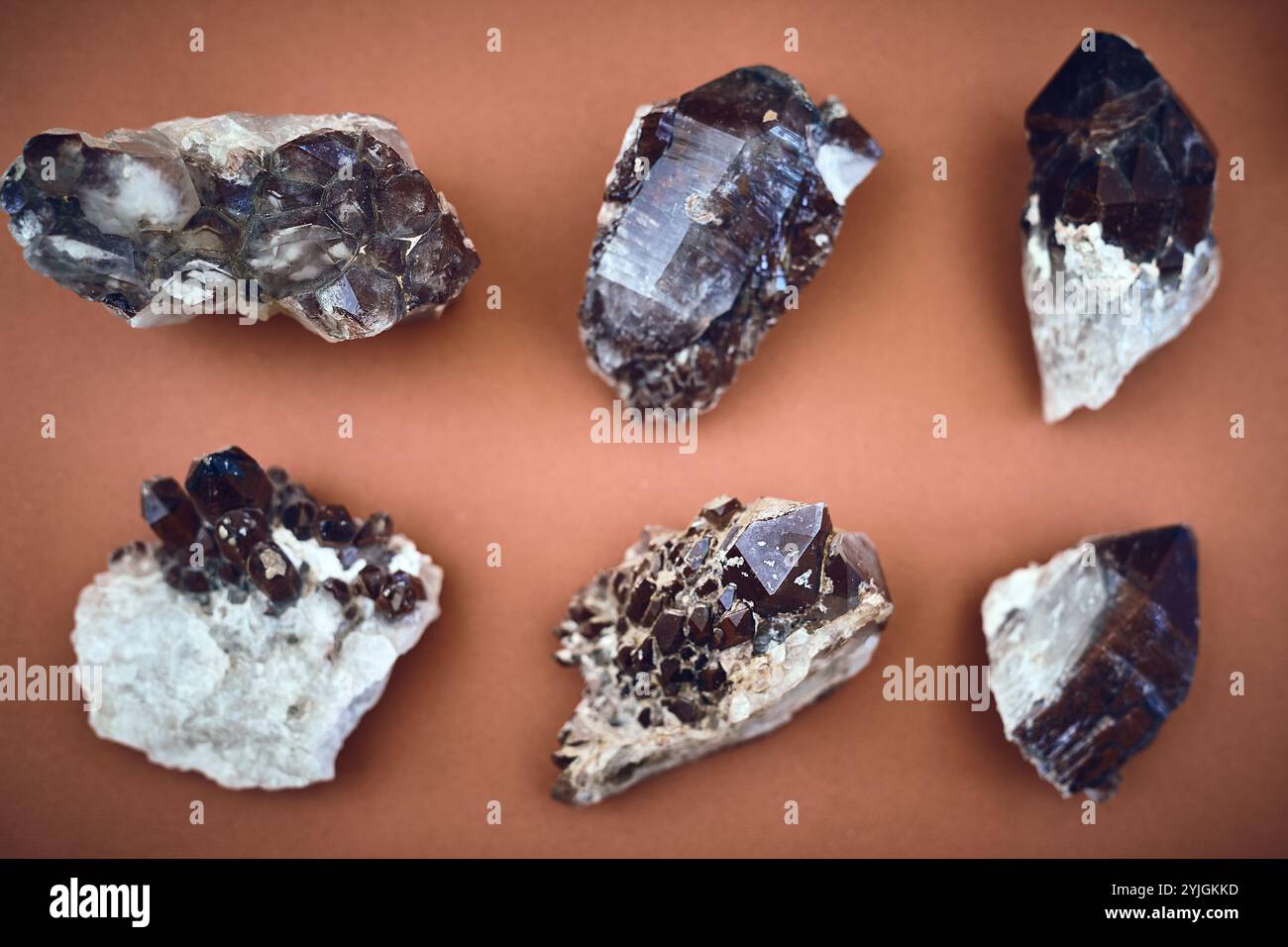 Oben, spirituell und geheimnisvoll mit Kristallen im Studio für ganzheitliche Heilung, Ästhetik und Reiki-Energie. Amethyst, Steinmineralien und Chakra mit Juwelen Stockfoto