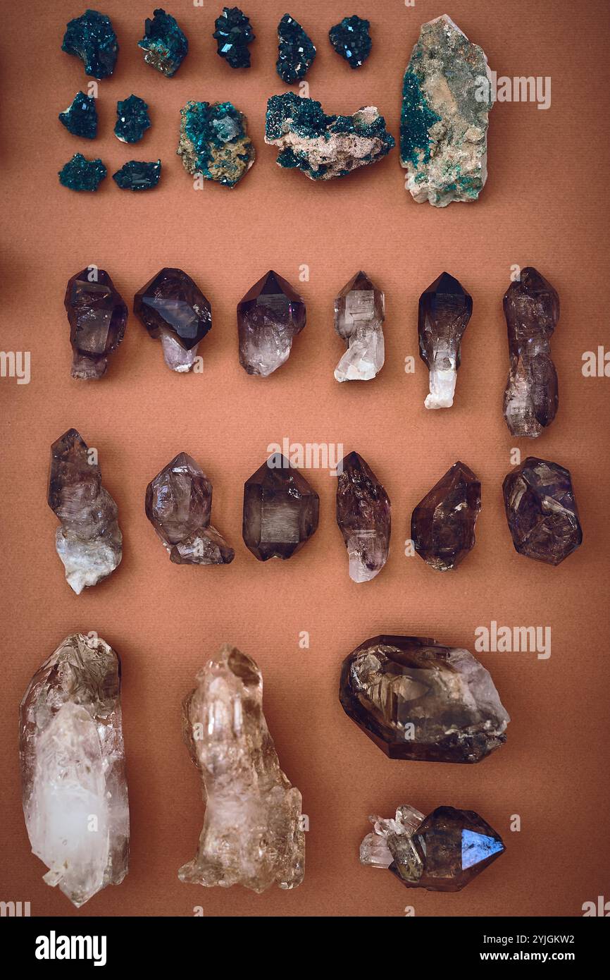 Oben, spirituelle und Edelsteine mit Kristallen im Atelier für ganzheitliche Heilung, Ästhetik und Reiki-Energie. Amethyst, Steinmineralien und Chakra mit Stockfoto