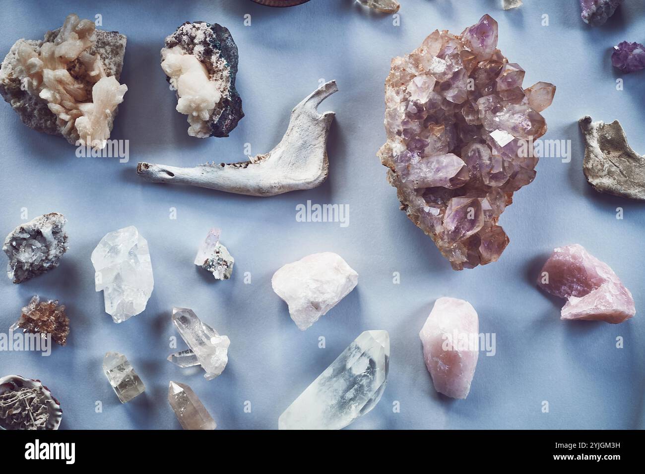 Kristalle, Magie und Steine für spirituelle Praxis, Heilung und Schmuck für Chakra-Reinigung. Felsen, Mineralien und Geologie für Reiki, Energie und Stockfoto