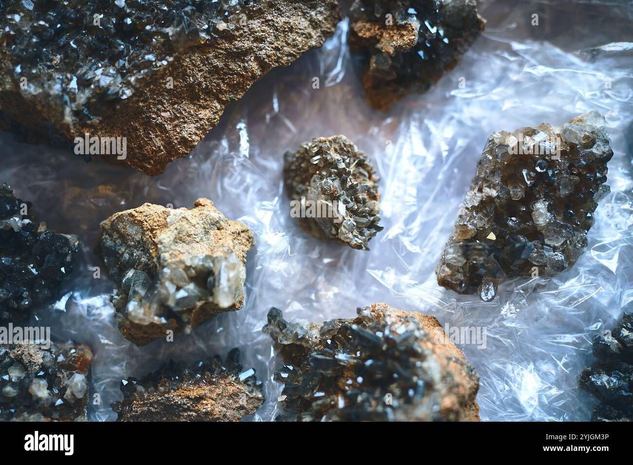 Kristalle, Energie und Steine für spirituelle Praxis, Heilung und Schmuck für Chakra-Reinigung oder Zen. Felsen, Mineralien und Geologie für Reiki Stockfoto