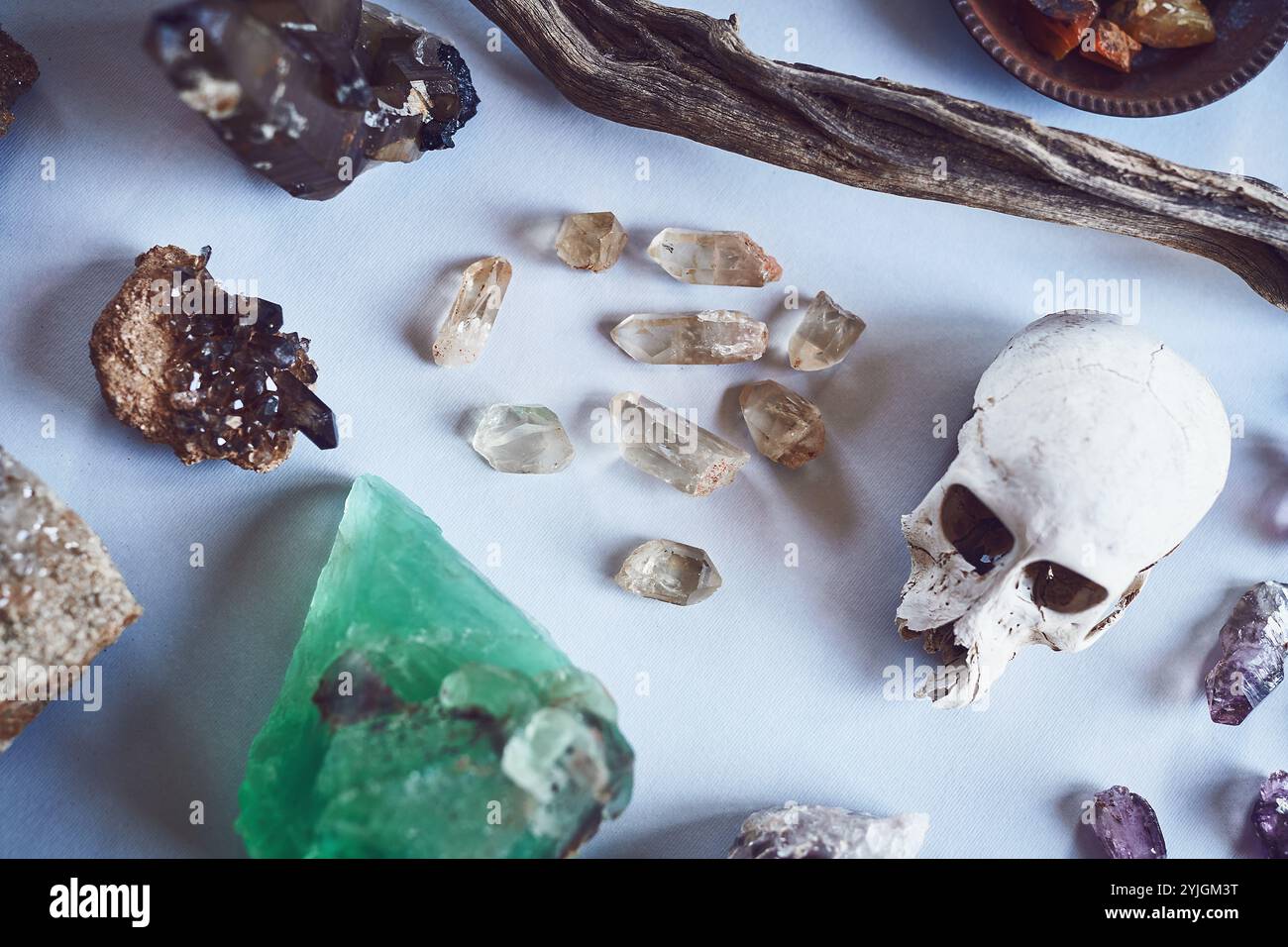 Kristalle, Energie und Schädel für spirituelle Praxis, Heilung und Schmuck für Chakra-Reinigung. Felsen, Mineralien und Geologie für Reiki, Flachlagen und Stockfoto