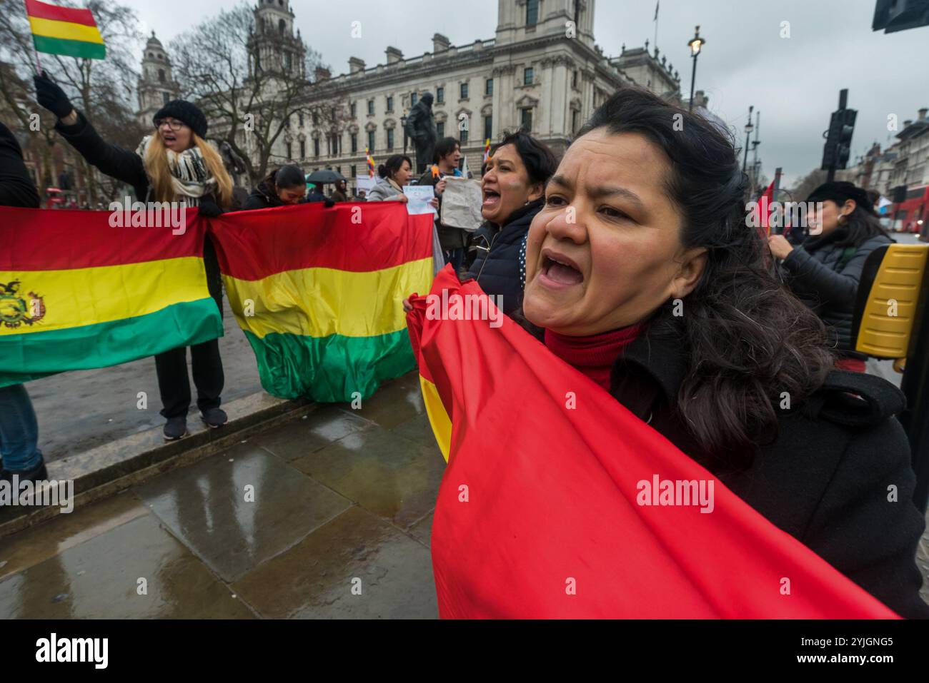 London, Großbritannien. Januar 2018. Bolivianer protestieren auf dem Parlamentsplatz gegen Präsident Evo Morales, der eine Berufung des Obersten Gerichtshofs gewonnen hat, die ihm 2019 eine vierte Amtszeit ermöglichen wird. Zuvor hatte ein Referendum die Verfassungsänderung abgelehnt, aber die Regierung argumentierte, dass sie wegen einer illegalen Verleumdungskampagne gegen Morales verloren habe. Er ist der erste indigene Führer des Landes, der seit 2006 im Amt ist, und sagt, er bräuchte mehr Zeit an der Macht, um das Programm seiner Partei der sozialen Reformen zu konsolidieren. Die Demonstranten werfen ihm vor, Diktator zu werden und den Demokraten im Stich zu lassen Stockfoto