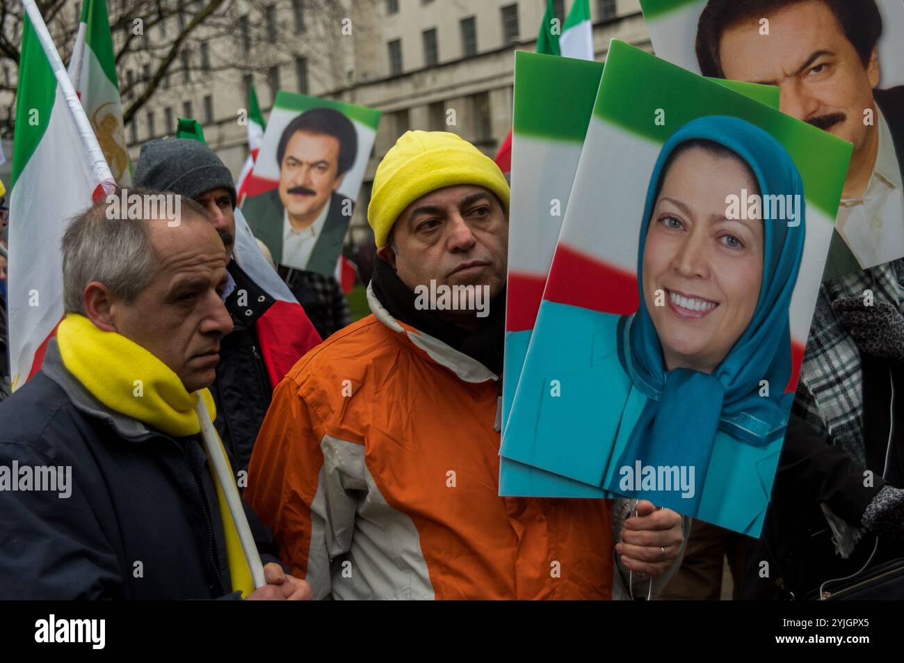 London, Großbritannien. Januar 2018. Die Demonstranten gegenüber Downing St drängten die britische Premierministerin Theresa May, ihr Schweigen über den Aufstand im Iran zu brechen und die sofortige Freilassung der Tausenden von Verhafteten und unter Androhung der Todesstrafe zu fordern. Der Protest wurde vom Nationalen Widerstandsrat Irans (NCRI) und der assoziierten PMOI/MEK organisiert, einer iranischen politisch-militanten Organisation im Exil, die behauptet, 40 anglo-iranische Gemeinschaften zu vertreten. Es gab eine große Auswahl an Rednern, darunter mehrere Abgeordnete. Nachdem ich mich verlassen hatte, sollten die Teilnehmer des Protestes ins Haus marschieren Stockfoto