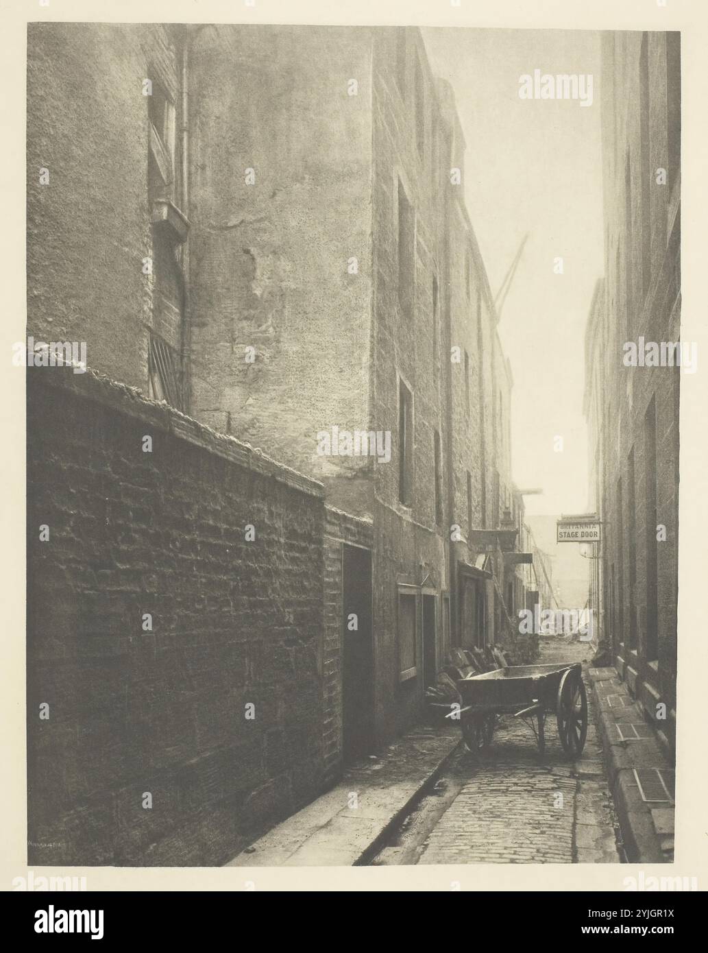 Zurück Wynd aus Trongate. James Craig Annan; Schottisch, 1864-1946. Datum: 1899. Abmessungen: 22 x 17 cm (Bild); 37,8 x 27,4 cm (Papier). Fotografie, Platte 47 aus dem Buch „The Old Calls & Streets of Glasgow“ (1900). Herkunft: Schottland. Museum: Chicago Art Institute, FLORENCIA, USA. Autor: James Craig Annan. Stockfoto