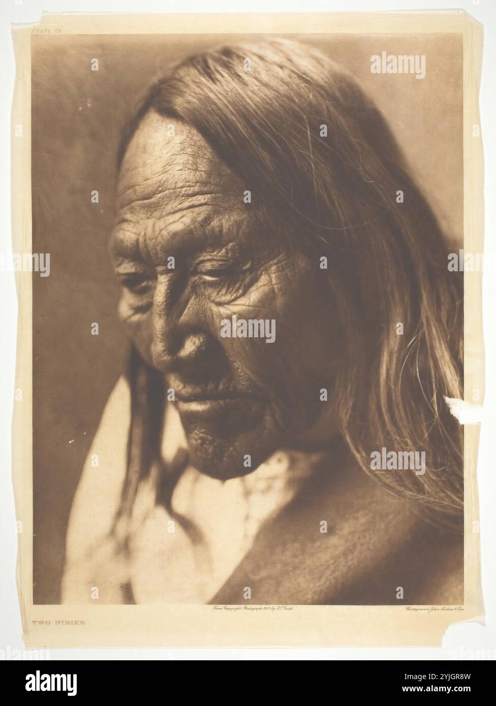 Zwei Schläge. Edward S. Curtis; amerikanisch, 1868-1952. Datum: 1907. Abmessungen: 39,8 x 30,1 cm (Bild); 44,4 x 33 cm (Papier). Fotografie, Platte 78 aus „The North American Indian, Volume 3“ (1908). Herkunft: Vereinigte Staaten. Museum: Chicago Art Institute, FLORENCIA, USA. Autor: Edward S. Curtis. Stockfoto