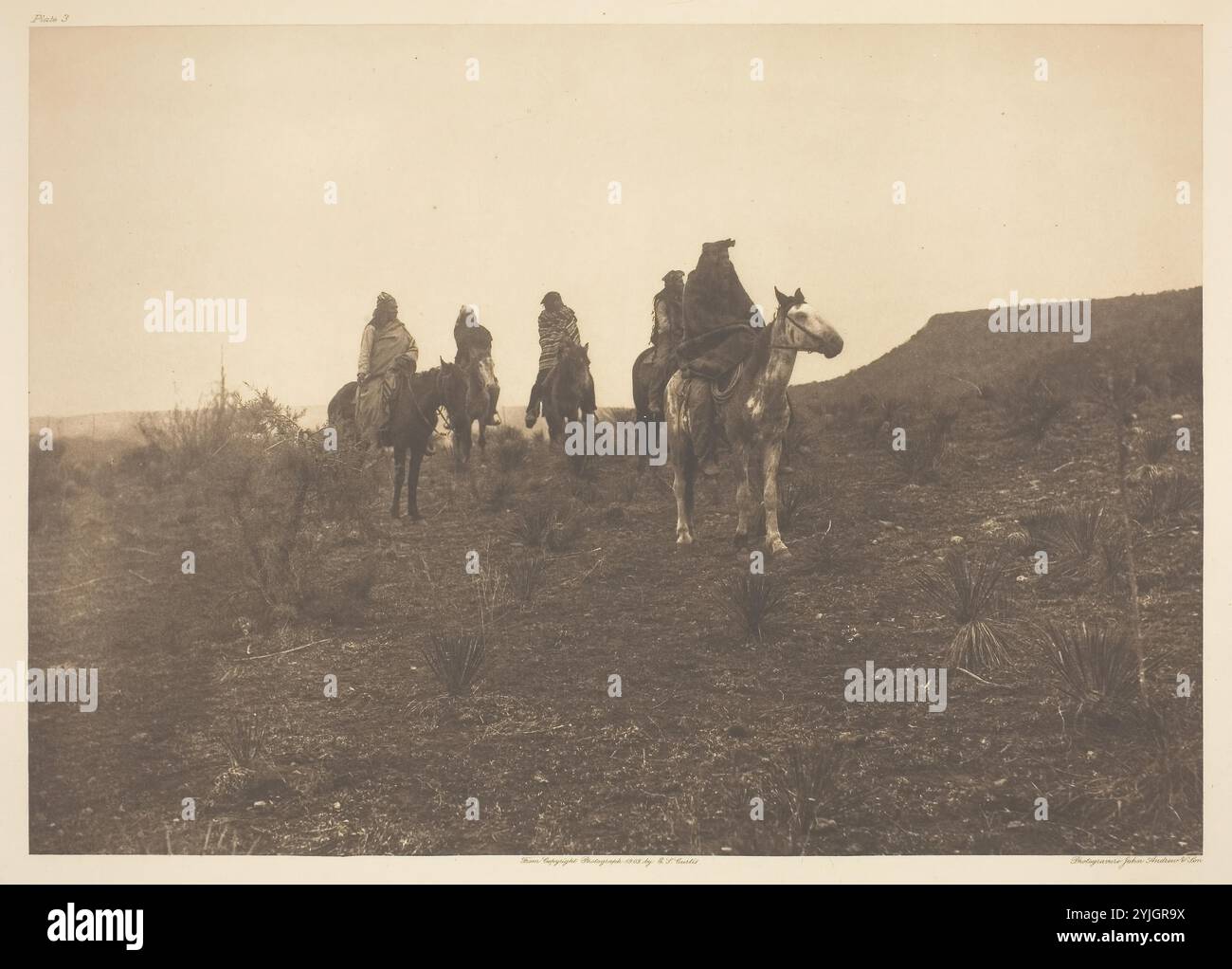 Desert Rovers - Apache. Edward S. Curtis; amerikanisch, 1868-1952. Datum: 1903. Abmessungen: 26,5 x 37,5 cm (Bild/Papier); 46 x 56,5 cm (Halterung). Fotografie, Platte 3 aus „The North American Indian, Volume 1“ (1907). Herkunft: Vereinigte Staaten. Museum: Chicago Art Institute, FLORENCIA, USA. Autor: Edward S. Curtis. Stockfoto