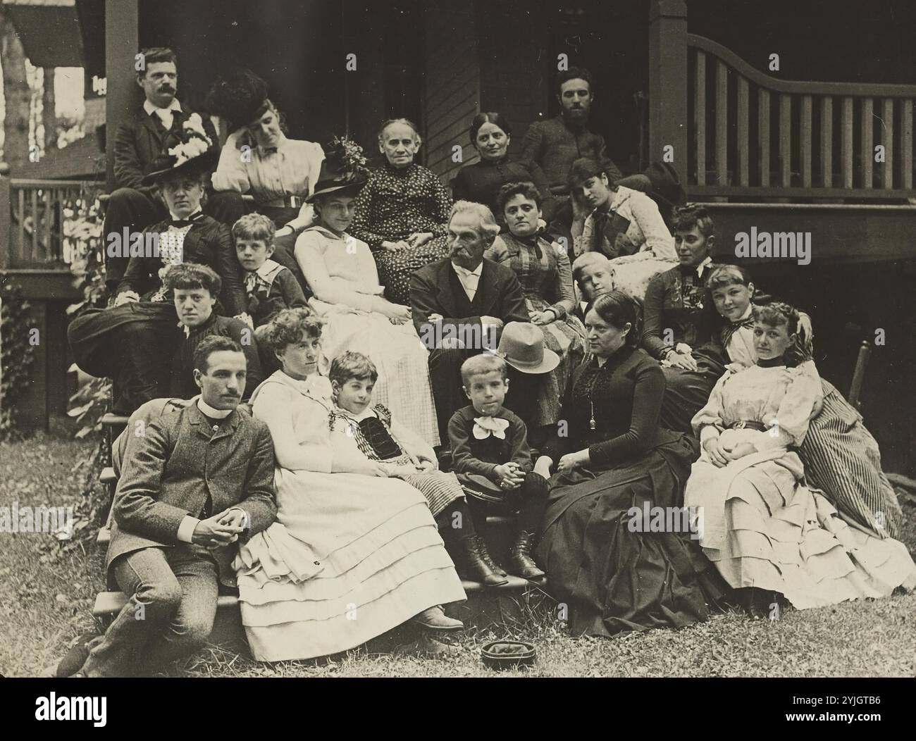 Familie Stieglitz in Oaklawn, Lake George. Alfred Stieglitz; Amerikaner, 1864-1946. Datum: 1888. Abmessungen: 1/4 x 4 Zoll Laternenrutsche. Herkunft: Vereinigte Staaten. Museum: Chicago Art Institute, FLORENCIA, USA. Stockfoto