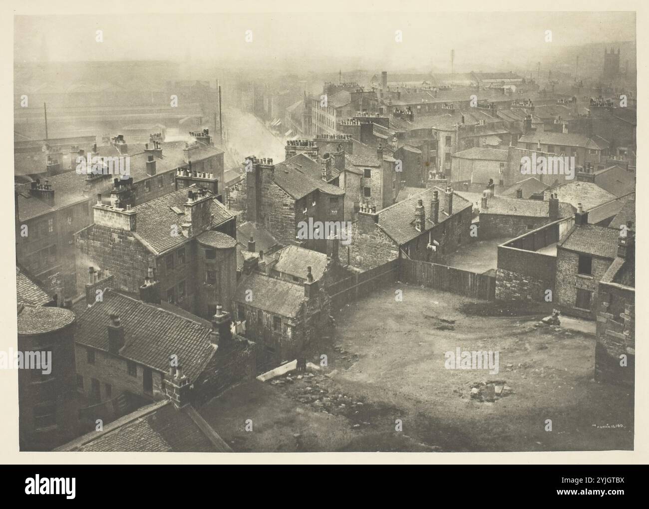 Old Houses Ecke George Street und High Street. James Craig Annan; Schottisch, 1864-1946. Datum: 1897. Abmessungen: 16,2 x 23 cm (Bild); 27,6 x 37,8 cm (Papier). Fotografie, Platte 40 aus dem Buch „The Old Calls & Streets of Glasgow“ (1900). Herkunft: Schottland. Museum: Chicago Art Institute, FLORENCIA, USA. Autor: James Craig Annan. Stockfoto