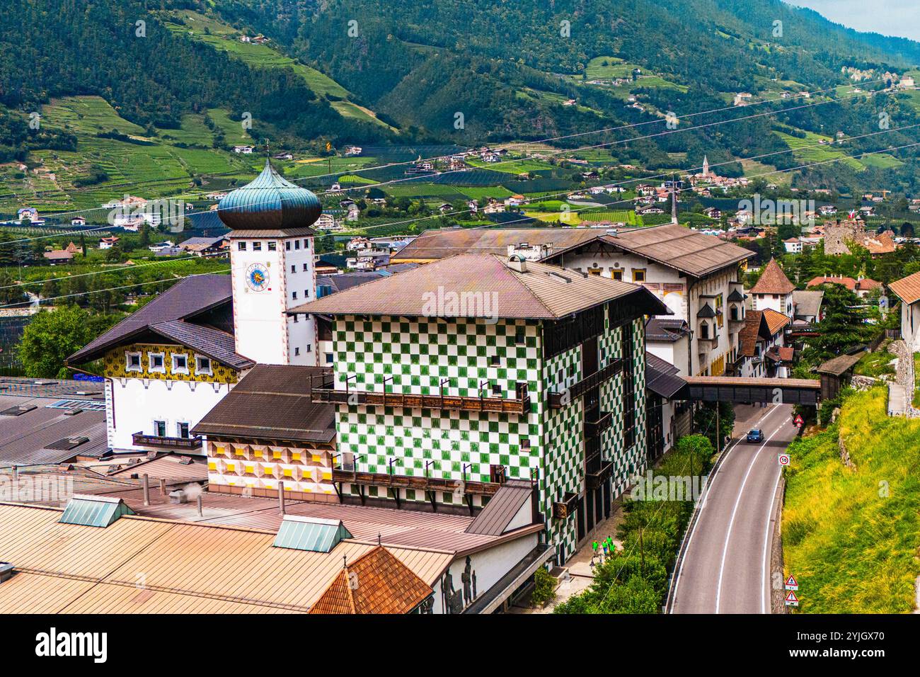 PEDAVENA, ITALIEN – 28. AUGUST 2024: Die historische Brauerei Pedavena, bekannt für ihre traditionelle italienische Bierproduktion, ist ein beliebtes Wahrzeichen Stockfoto