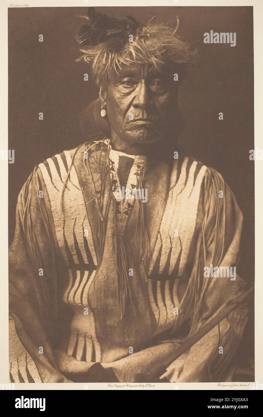 Rote Peitsche - Atsina. Edward S. Curtis; amerikanisch, 1868-1952. Datum: 1908. Abmessungen: 40,1 x 26,2 cm (Bild/Papier); 56 x 45,4 cm (Halterung). Fotografie, Platte 174 aus „The North American Indian, Volume 5“ (1909). Herkunft: Vereinigte Staaten. Museum: Chicago Art Institute, FLORENCIA, USA. Autor: Edward S. Curtis. Stockfoto