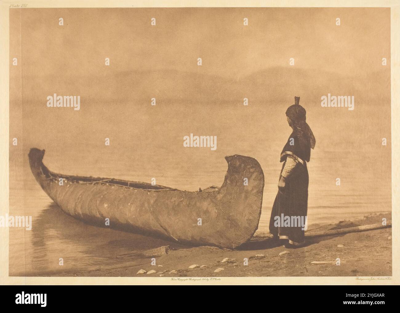 Am Ufer des Sees - Kutenai. Edward S. Curtis; amerikanisch, 1868-1952. Datum: 1910. Abmessungen: 27,2 x 38,8 cm (Bild); 32,2 x 41,9 cm (Papier); 43,9 x 55,2 cm (Halterung). Fotografie, Platte 251 aus „The North American Indian, Volume 7“ (1911). Herkunft: Vereinigte Staaten. Museum: Chicago Art Institute, FLORENCIA, USA. Autor: Edward S. Curtis. Stockfoto