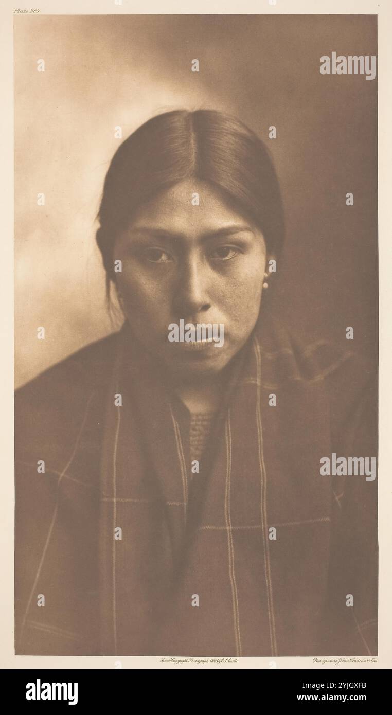 Suquamish-Frau. Edward S. Curtis; amerikanisch, 1868-1952. Datum: 1899. Abmessungen: 39,2 x 22,2 cm (Bild/Papier); 55,8 x 45,8 cm (Halterung). Fotografie, Platte 305 aus „The North American Indian, Volume 9“ (1913). Herkunft: Vereinigte Staaten. Museum: Chicago Art Institute, FLORENCIA, USA. Autor: Edward S. Curtis. Stockfoto