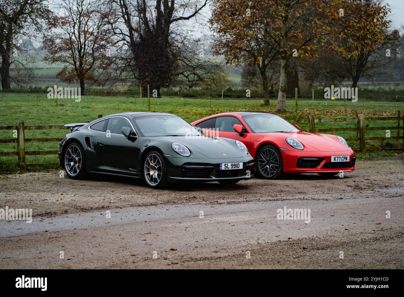 Zwei Porsche 911 Sportwagen parken in der ländlichen Umgebung des Lake District Stockfoto