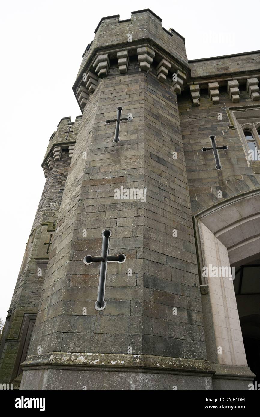 Steinturm mit kunstvollen Kreuzen auf historischer Burganbaukunst im Lake District Stockfoto