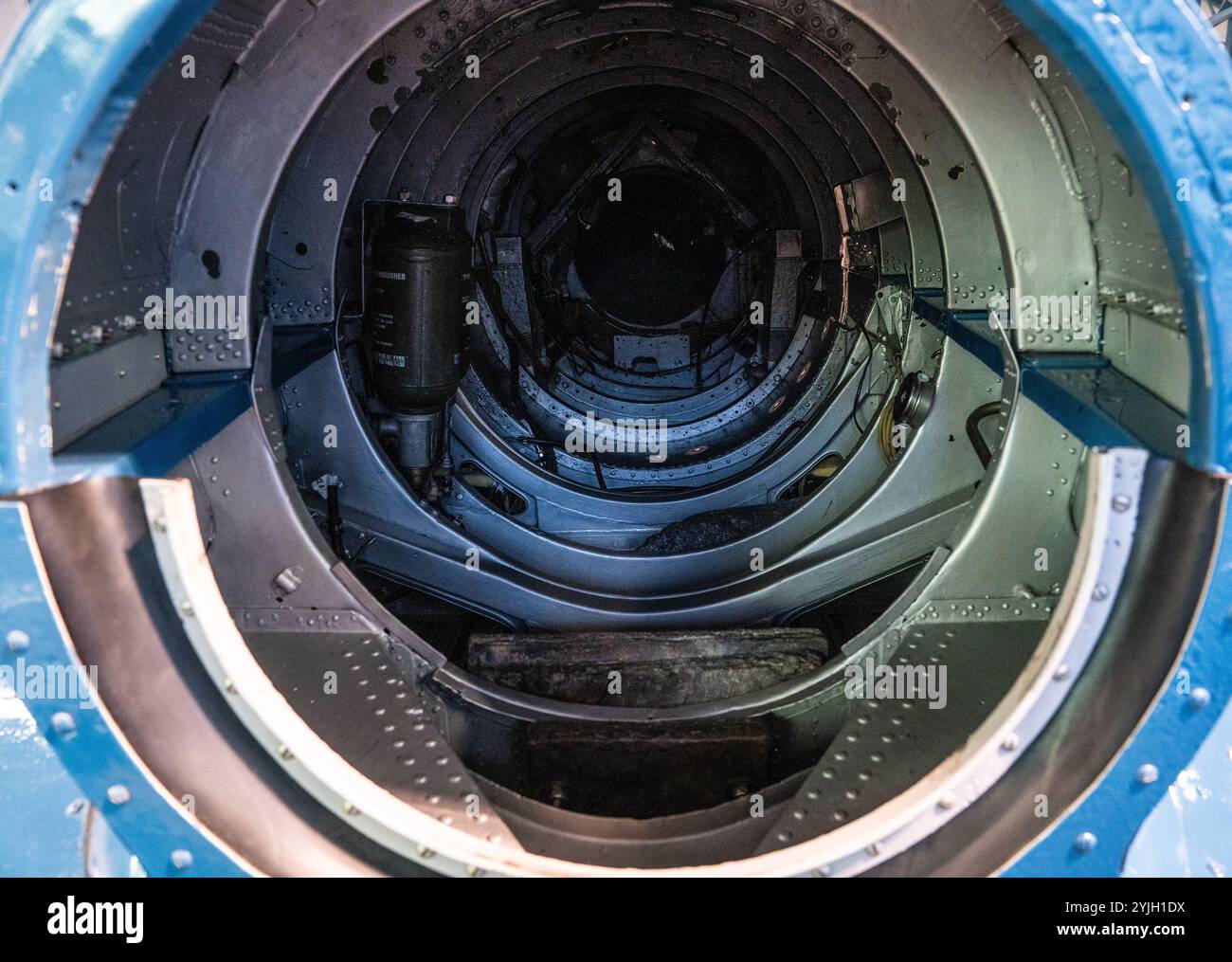 Innenansicht der Turbine mit Strahltriebwerk, die komplexe Maschinenbau- und kreisförmige Metallkomponenten zeigt Stockfoto