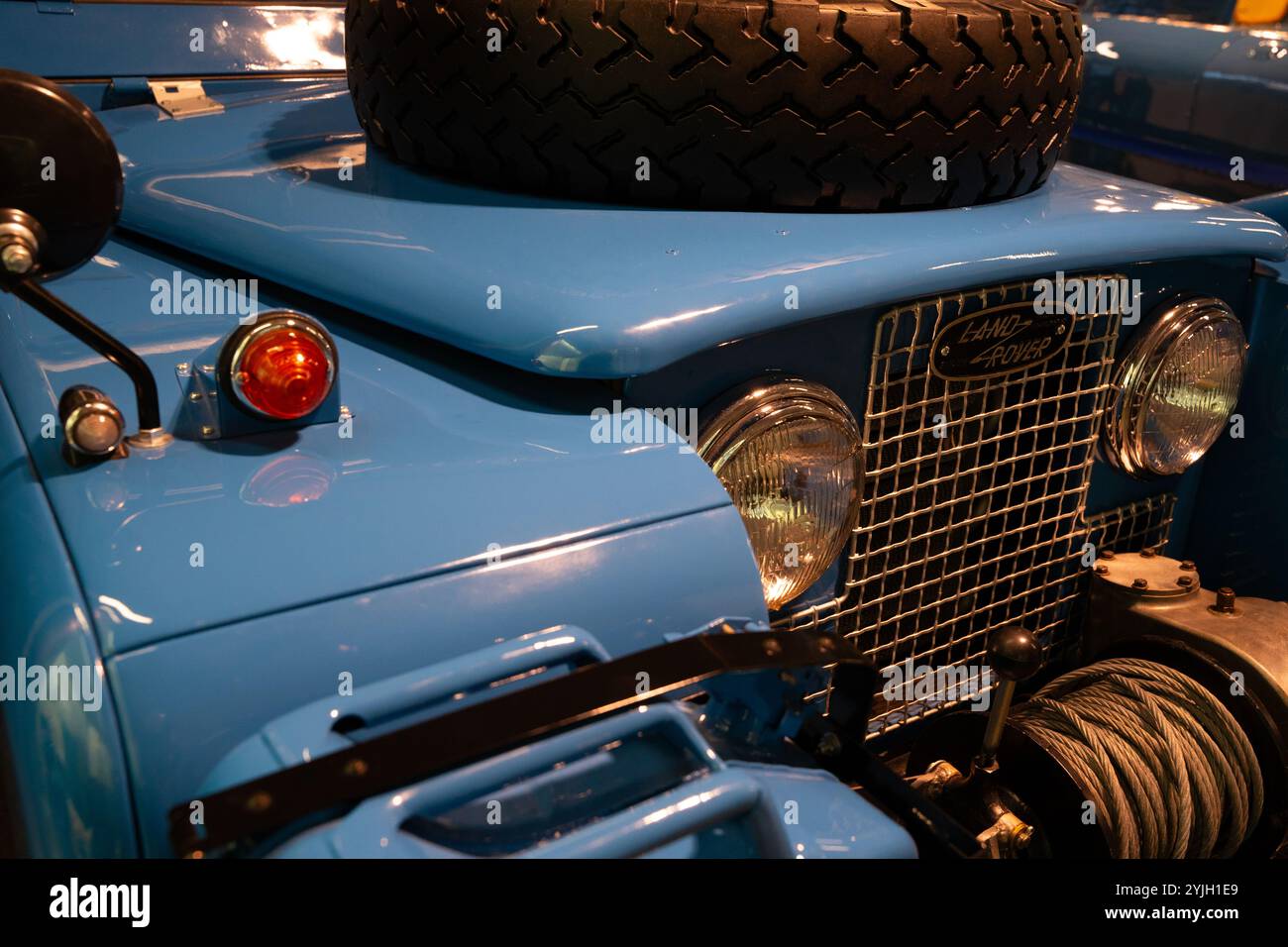 Klassische blaue Land Rover Serie mit verchromten Scheinwerfern und Mesh-Kühlergrill Stockfoto