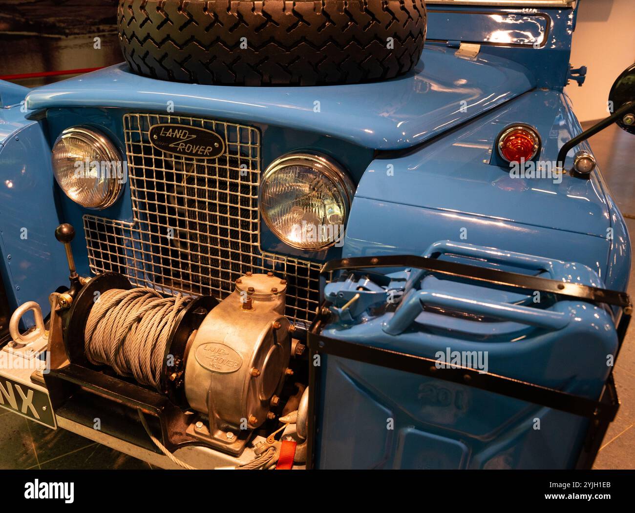 Klassische blaue Land Rover Serie I mit vorn montierter Winde und Reserverad Stockfoto