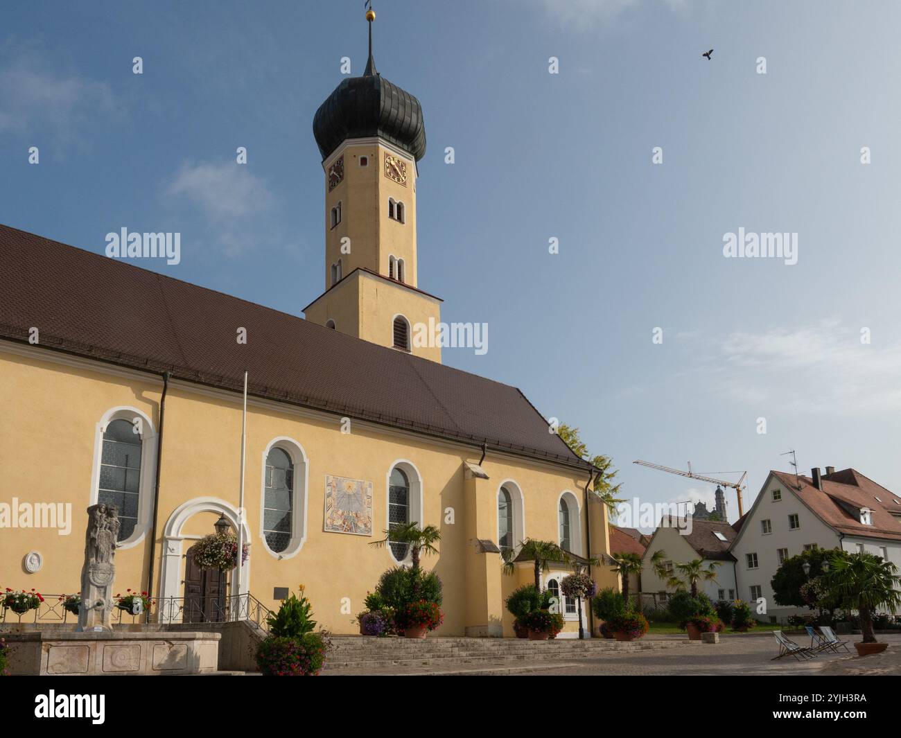 Neresheim, Deutschland - 30. September 2023: Die gelbfarbene Kirche im Zentrum von Neresheim Stockfoto