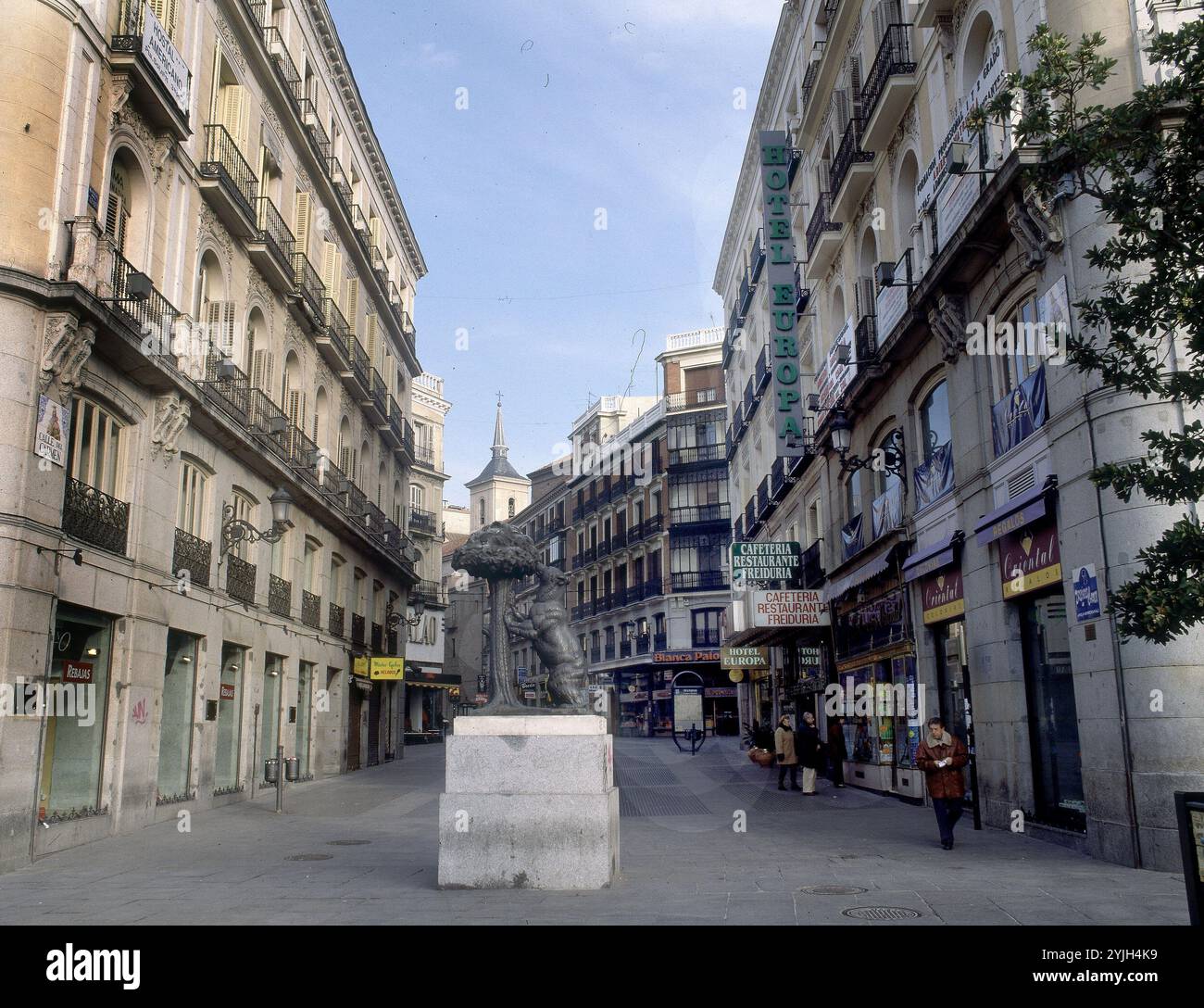 ESTATUA DEL OSO Y EL MADROÑO SIMBOLO DE LA CIUDAD DE MADRID SITUADO EN LA CALLE DEL CARMEN DESDE EL AÑO 1986 HASTA EL AÑO 2009 -. AUTOR: ANTONIO NAVARRO SANTAFE (1906-1983). Position: SONNENKLAPPE. MADRID. SPANIEN. Stockfoto