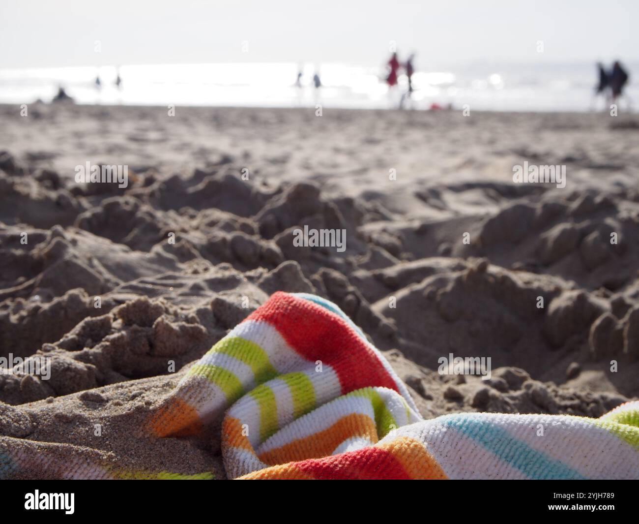 Nahaufnahme eines Handtuchs an einem Strand in Noordwijk, Niederlande Stockfoto