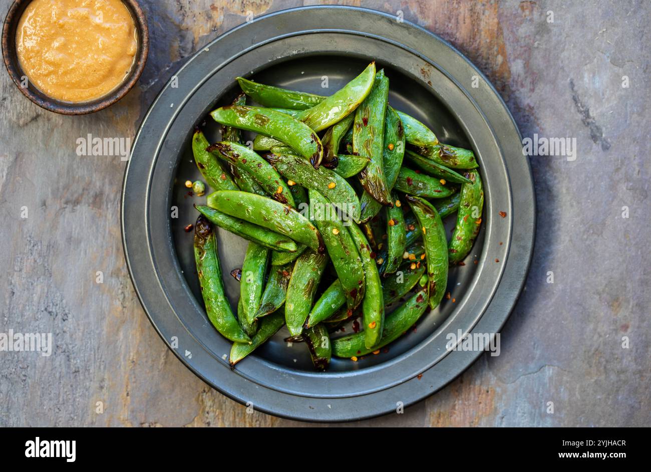 Gegrillte Zuckererbsen mit Erdnussbutter-Sauce Stockfoto