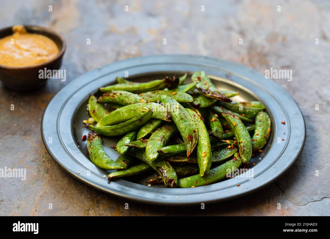 Gegrillte Zuckererbsen mit Erdnussbutter-Sauce Stockfoto
