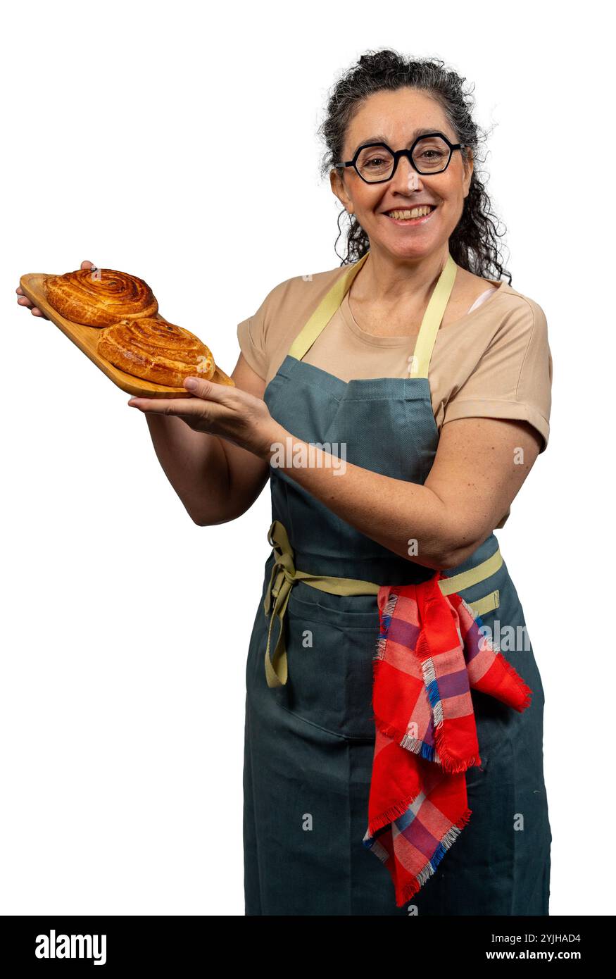 Baker präsentiert zwei köstliche Gebäckstücke auf einem Holztablett, die ihre Leidenschaft für das Backen zum Ausdruck bringen Stockfoto