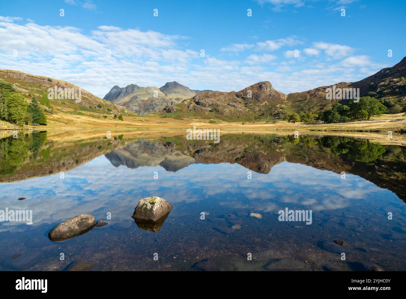 Dramatische Landschaft am Blea Tarn im Lake District, Cumbria, England an einem ruhigen Morgen im September. Stockfoto