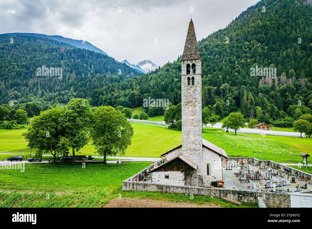 PELUGO, ITALIEN – 28. AUGUST 2024: Die Kirche Sant'Antonio Abate in Pelugo ist ein wunderschönes Beispiel für lokale Architektur mit ihrem historischen Cha Stockfoto