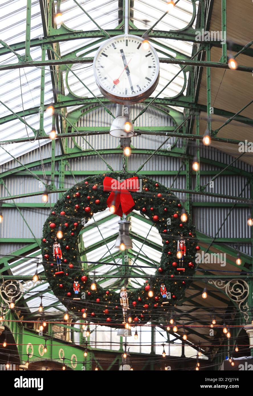 Borough Market in Southwark zur Weihnachtszeit, berühmt für großartige Imbissstände, in SE London, Großbritannien Stockfoto