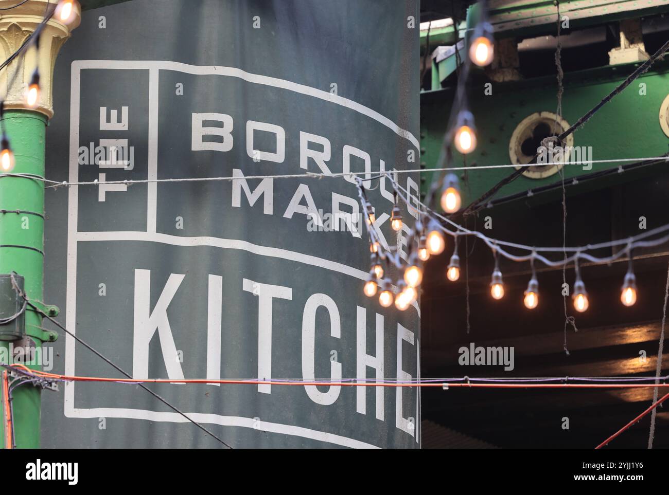 Borough Market in Southwark zur Weihnachtszeit, berühmt für großartige Imbissstände, in SE London, Großbritannien Stockfoto