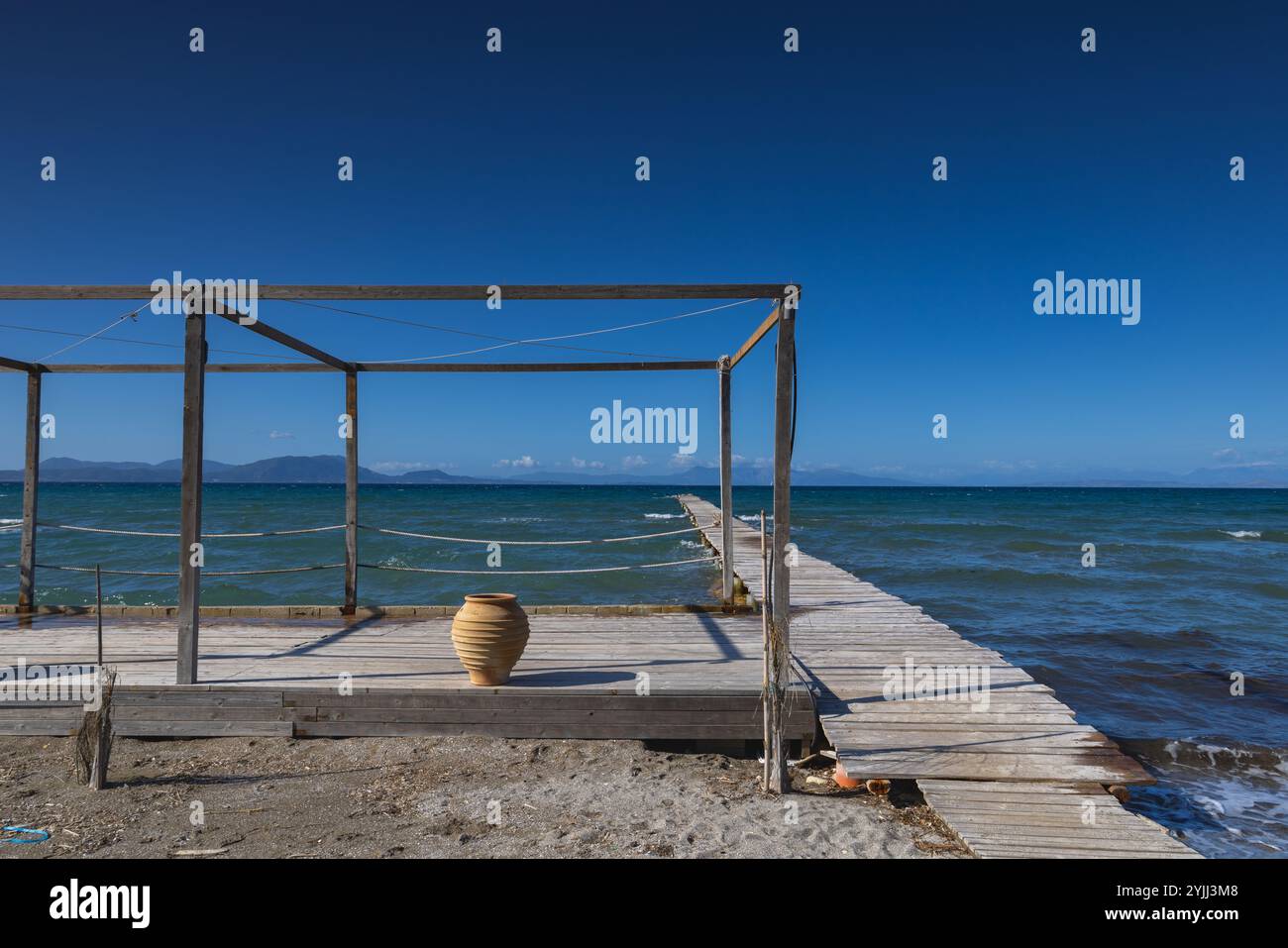 Nach der Saison am Strand von Alykes Potamos, Korfu, Griechenland. Stockfoto