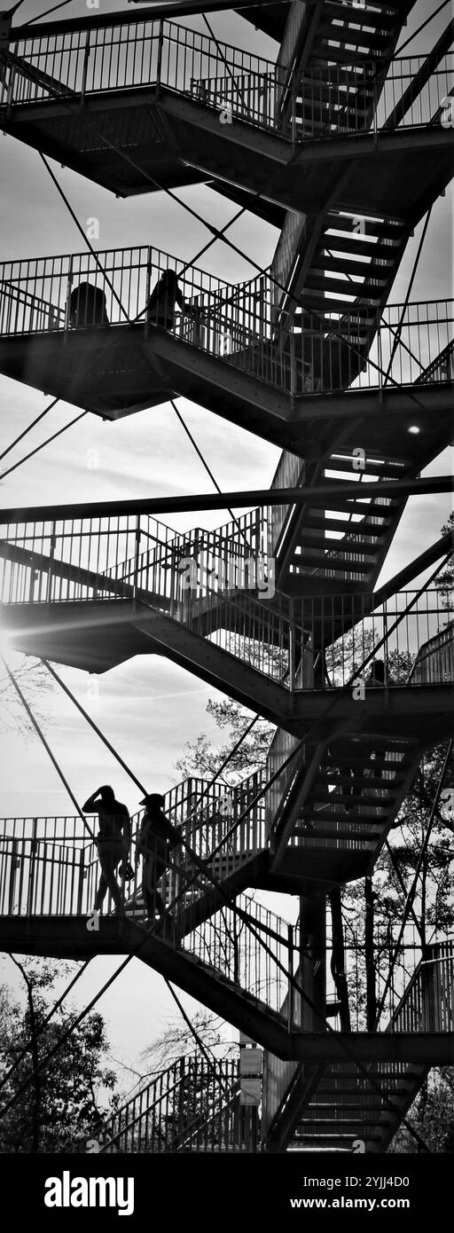 Treppen eines Aussichtsturms mit Besuchern in Schwarz-weiß Stockfoto