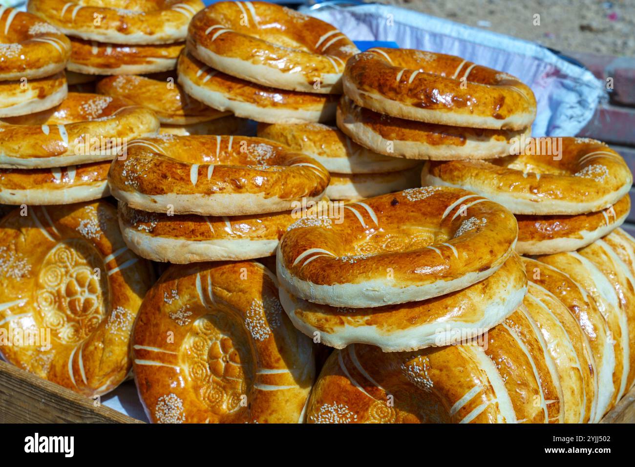 Ein Stapel Brot in verschiedenen Formen und Größen Stockfoto