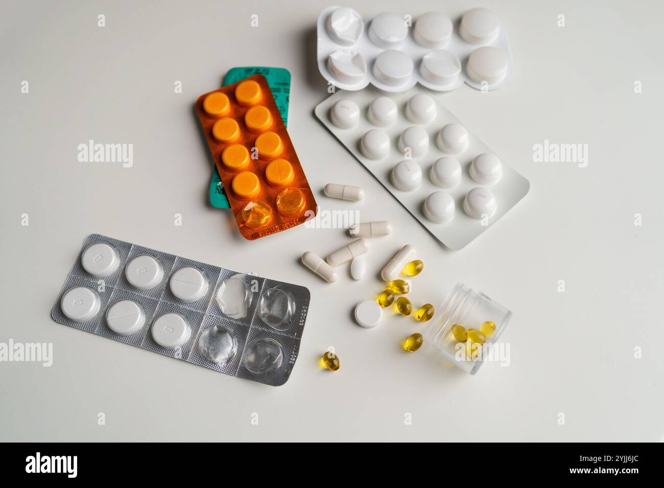 Pillenpackungen mit Pillen und Kapseln auf weißem Hintergrund Stockfoto