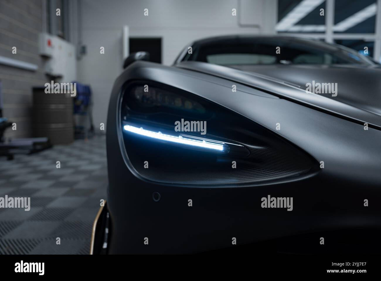 Nahaufnahme des McLaren 720S-Scheinwerfers im Ausstellungsraum Stockfoto
