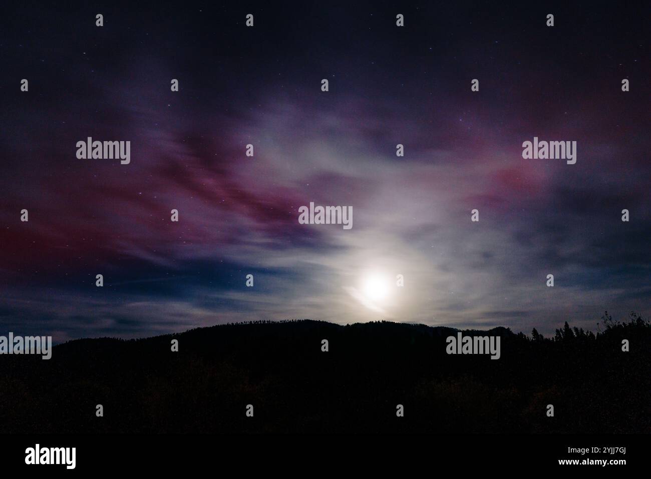 Nachthimmel-Szene mit violetten Nordlichtern Stockfoto