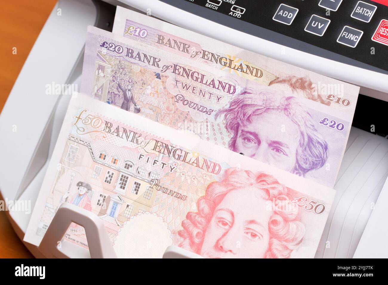 Britisches Geld - Pfund in der Zählmaschine Stockfoto