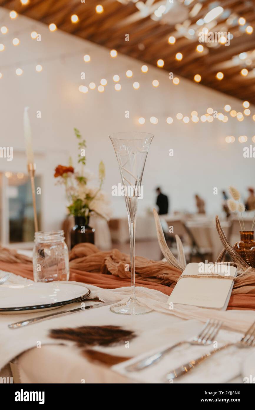 Champagner-Glasdetails am Hochzeitstag Stockfoto